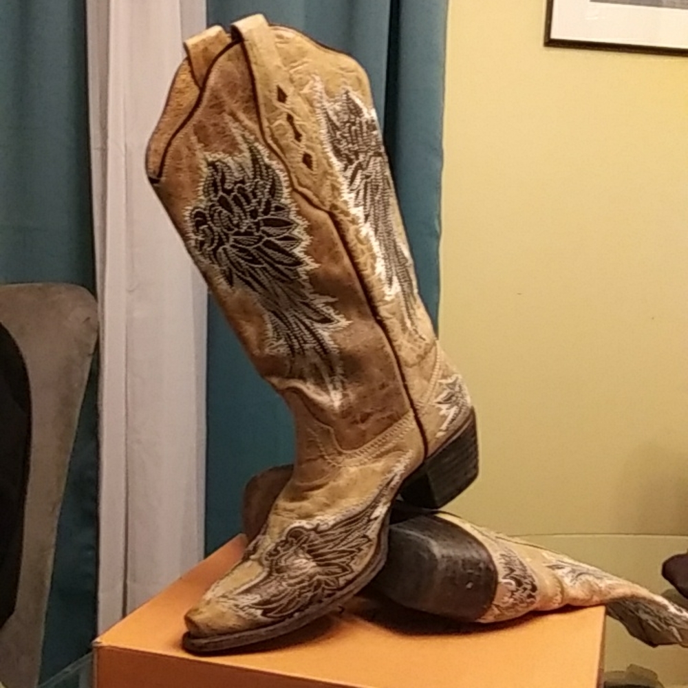 Beautiful! Corral cowboy boot!